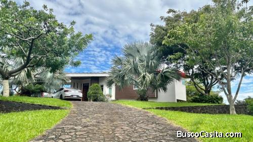 Venta de Casa de Lujo en Calle El Bajo-La Guácima de Alajuela. RAH 27-504