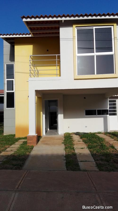 BONITA CASA DOS NIVELES POR VILLAS DE ARRAIJAN