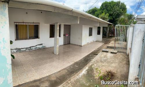 Venta de casa de 3 cuartos 2 baños sala comy cocina. Garaje y su patio 