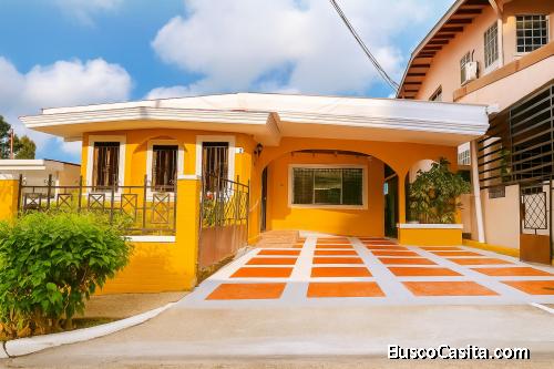 ¡Encantadora casa con impresionantes vistas de 180° del horizonte de la ciudad de Panamá en una ubic