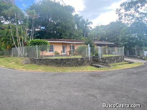 Casa en Venta en Las Cumbres con Amplio Terreno