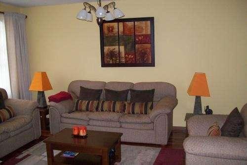 vendo casa de 2 pisos en sjl zarate primera zona