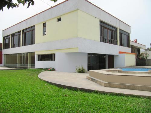 VENTA DE AMPLIA CASA EN URBANIZACIÓN CAMACHO - LA MOLINA