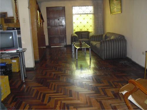 Quimperu vende casa para local en avenida comercial en San Luis.