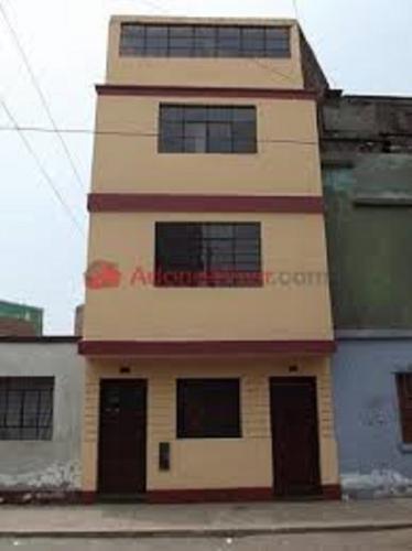 VENDO LINDA CASA DE 4 PISOS POR LA ESTACION GRAU
