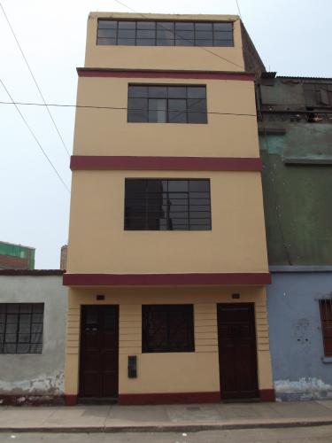 Casa de 4 pisos límite con Cercado de Lima