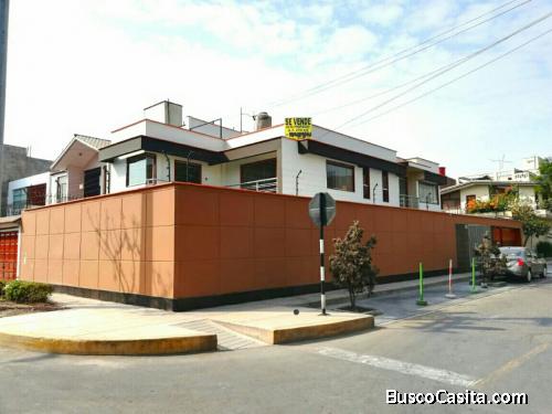 SE VENDE HERMOSA CASA EN VENTA EN SANTA PATRICIA LA MOLINA , CERCA A LA AV. JAVIER PRADO *.