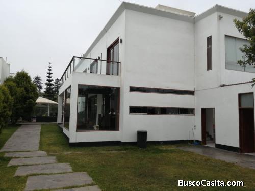 Hermosa y amplia casa en venta, en la exclusiva urbanización Brisas de Villa, Chorrillos
