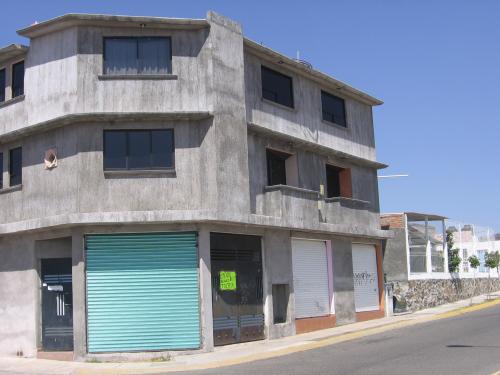 VILLA MAGNA EN ESQUINA CON 3 LOCALES
