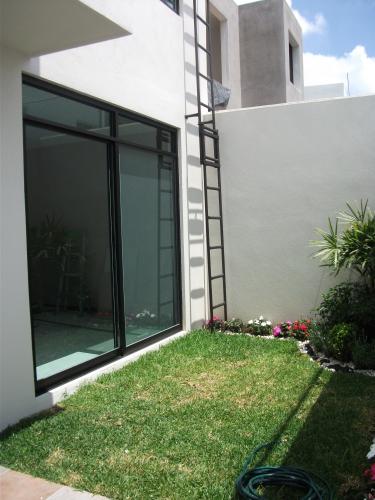 CASA CON ACABADOS DE LUJO EN FRACCIONAMIENTO 