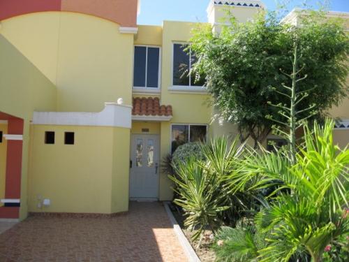 Funcional casa muy bien ubicada en coto privado