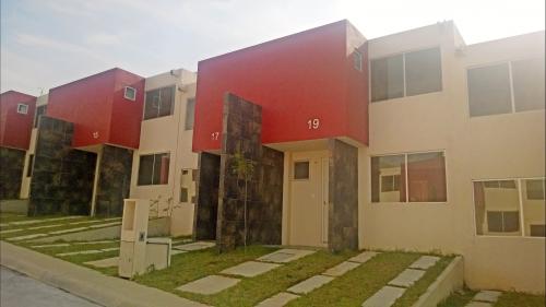 Últimas casas residenciales junto al Lago de Guadalupe