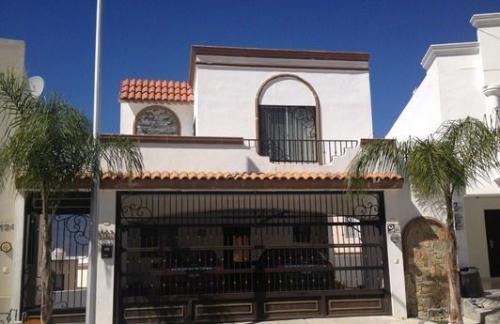 CASA COLINAS DEL HUAJUCO DE 3 NIVELES Y 290 M2 DE TERRENO