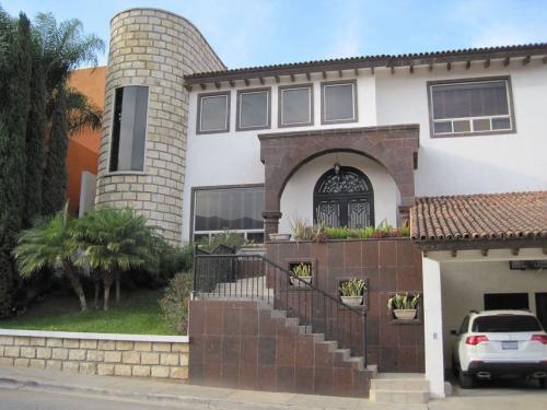 CASA RESIDENCIAL BOSQUENCINOS MUY AMPLIA Y DE OPORTUNIDAD