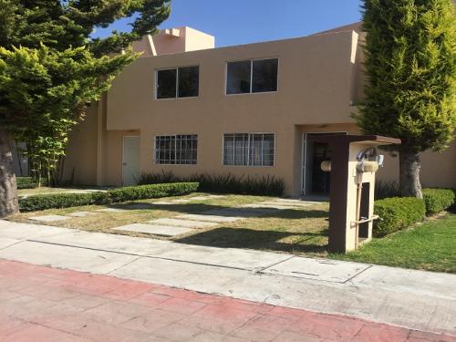 CASA SOLA EN FRACCIONAMIENTO A 1 HORA DE DF