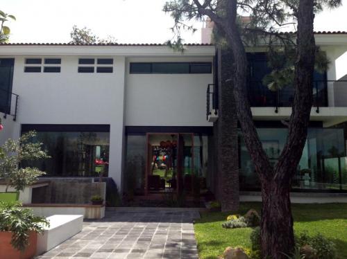 SE VENDE HERMOSA RESIDENCIA EN FRACCIONAMIENTO PINAR DE LA VENTA 2,000M2