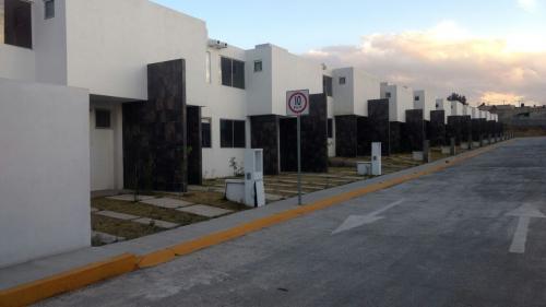 VEN ESTRENA CASA  A ESPALDAS DE BOSQUES DE LAGO 