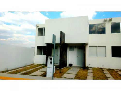 RESIDENCIA A UN COSTADO DEL LAGO