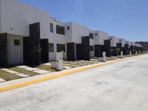 A UN COSATADO DE UN CLUB DE GOLF Y UN MARAVILLOSO LAGO