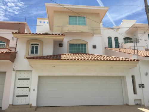SE VENDE CASA EN MONTEBELLO CULIACAN