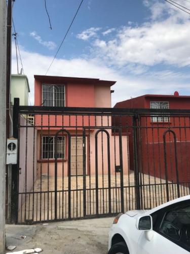 CASA EN VENTA EN LOMAS DE LA PRESA