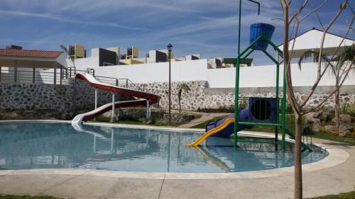 Casa 96 m2 de terreno, alberca y zona acuática