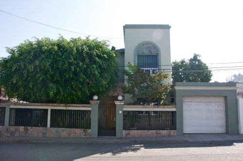 CASA EN VENTA CERCA DE LA PLAZA LAS BRISAS (A UNA CUADRA DEL BLVD. DIAZ ORDAZ)