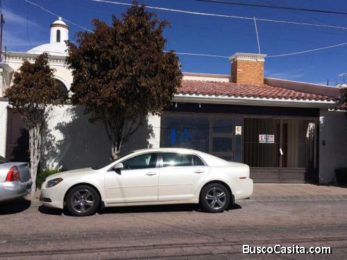 LA FIRMA REAL STATE VENDE CASA EN BOSQUES DEL PRADO NTE. PARA INVERSIONISTA