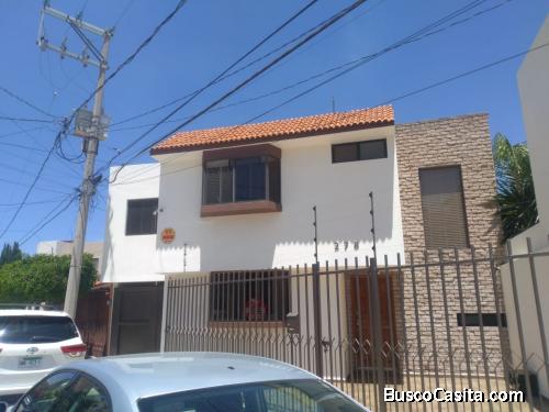CASA EN VENTA LOMAS 4TA SECCIÓN (EXCELENTE UBICACIÓN)