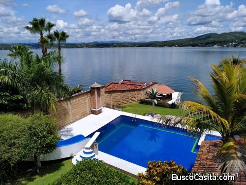 Hermosa casa en Venta a orilla del lago de Tequesquitengo.