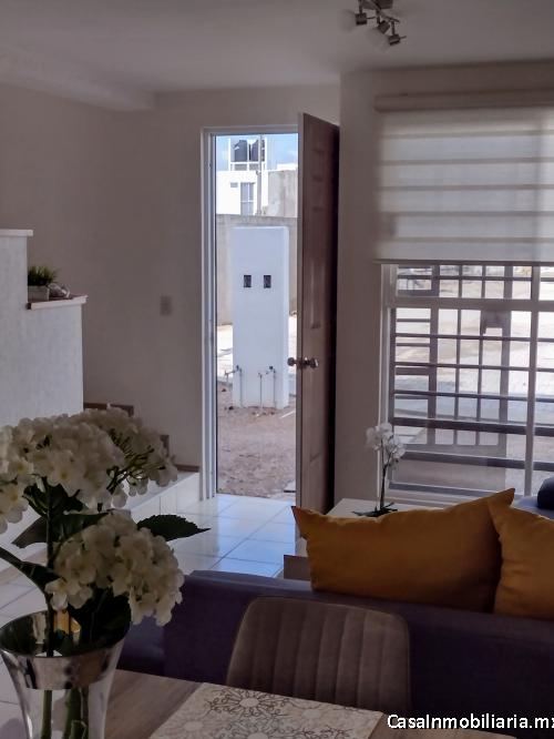 Casa con alberca, acceso controlado.