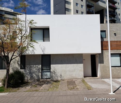 Casa CAISA con paneles solares