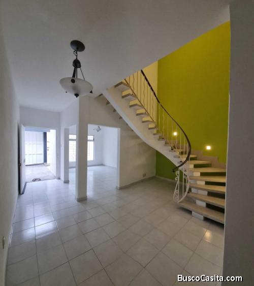 HERMOSA CASA EN VENTA RECIEN REMODELADA EN LA COL. NARVARTE ORIENTE