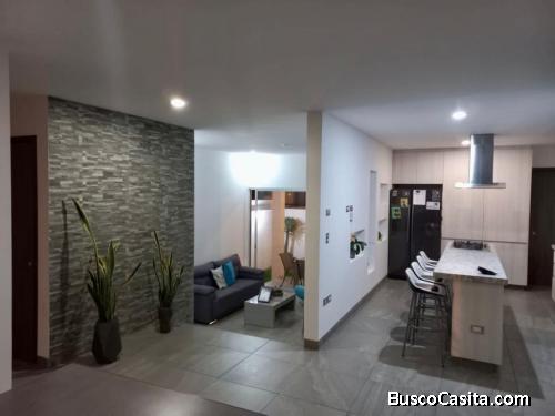 Al norte residencia en venta, en coto. Magnífica zona
