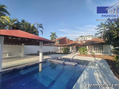 C120 Casa en Venta 3 recamaras y piscina frente Campo de Golf Palma Real en Ixtapa Zihuatanejo