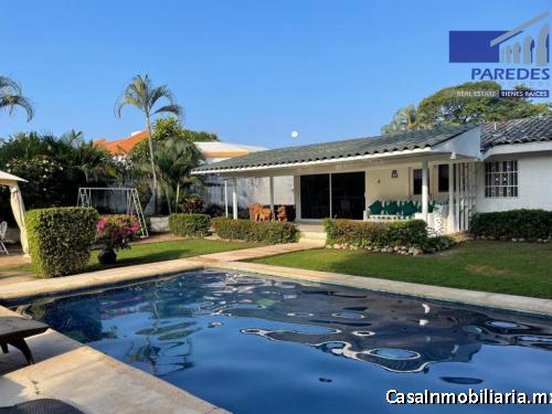 C111 Casa en Venta 3 recamaras piscina y amplio jardin frente a campo de golf en Ixtapa