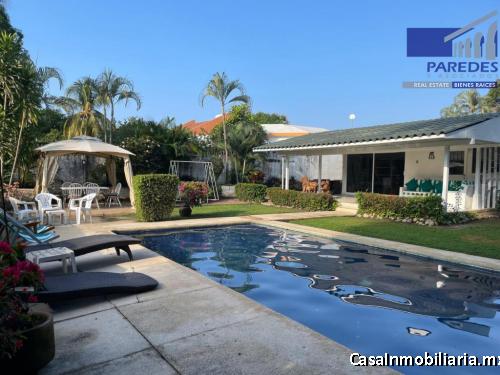 C111 Casa en Venta 3 recamaras piscina y amplio jardin frente a campo de golf en Ixtapa