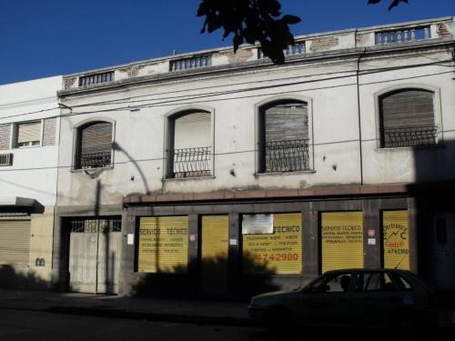 CASA ANTIGUA con local + galpón+ depto