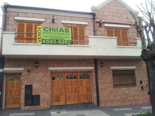 CASA EN 2 PLANTAS 6 AMB. + PATIO + GARAGE + TERRAZA **LOTE PROPIO**