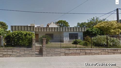 VENTA DE CASA GRANDE FRENTE A NUEVO CENTRO SHOPPING, MUY BUENA UBICACIÓN EXCELENTE OPORTUNIDAD