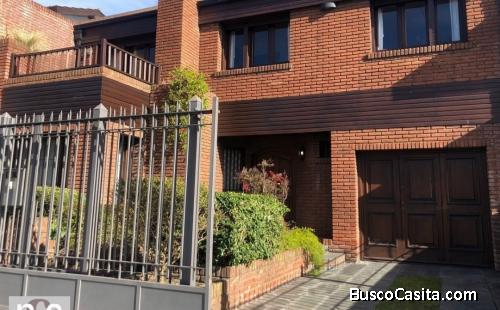 Vendo casa 4 ambientes con dependencia