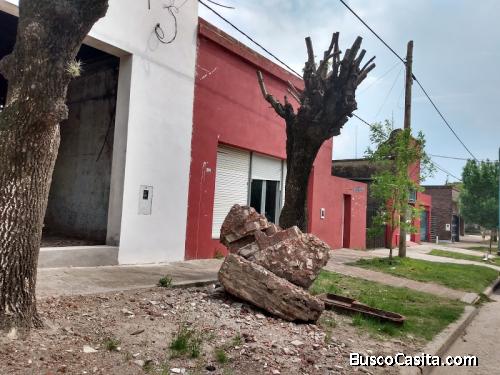 Casa con local comercial al frente y  terreno