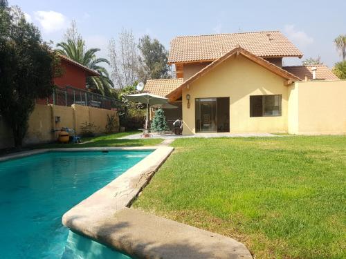 Casa grande, aislada, solida. Comuna de Peñalolen sector residencial.