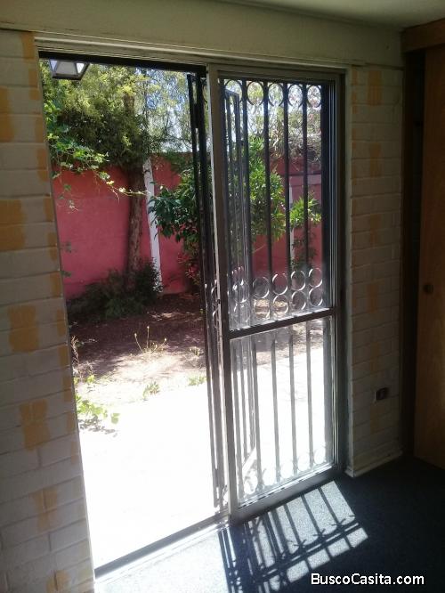 AMPLIA Y ACOGEDORA CASA 3 DORMITORIOS 2 BAÑOS CONDOMINIO SECTOR RESIDENCIAL