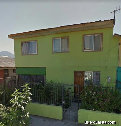 Casa de dos pisos con cuatro habitaciones, patio y entrada de auto en San. Fernando