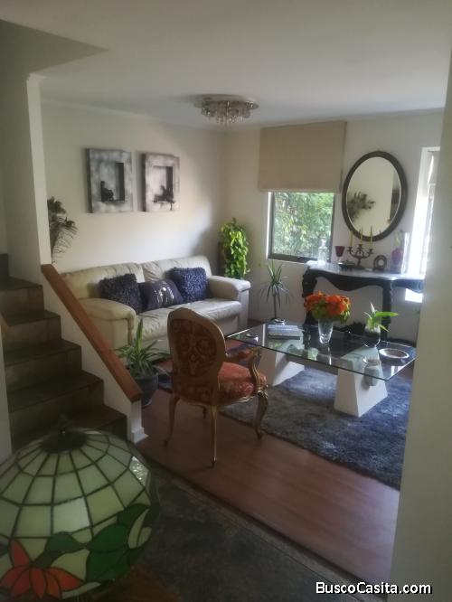 Amplia casa, tres dormitorios, mansarda 140m2.