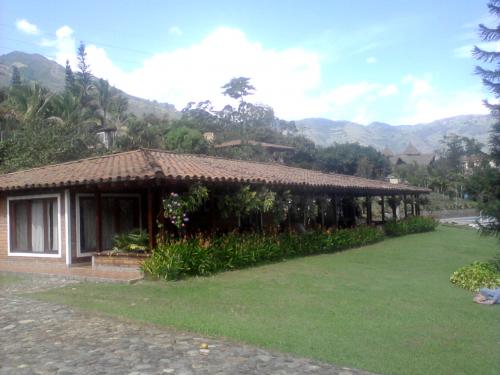 ofrezco hermosa casa campestre con 350 metros de construcción, en la exclusiva unidad campestre Villa roca, a 5 minutos de Copacabana,Municipio con to