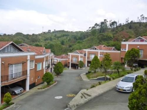 CASA ESPECTACULAR EN EL POBLADO MEDELLIN COD 00001