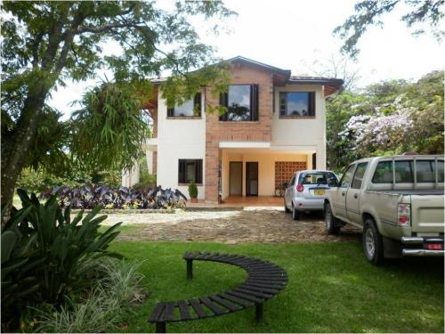 Casa campestre en Unidad cerrada, Copacabana.