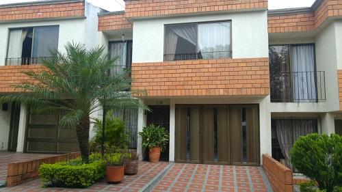 Vendo en excelente barrio de Catago/Valle hermosa casa duplex